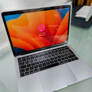 Apple MacBook Pro 2019 con Intel Core i5 de 1.4 GHz (13 pulgadas, 8 GB de RAM, SSD de 128 GB) Plata.